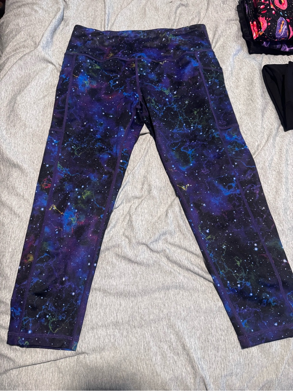 CVG Space Galaxy Print Capri Leggings Size L